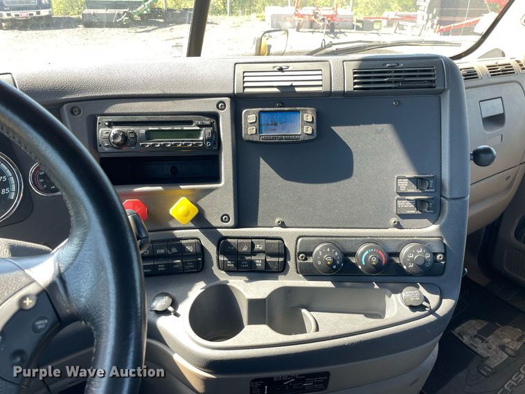 image for item DL3856 2017 Freightliner Cascadia 125  semi truck