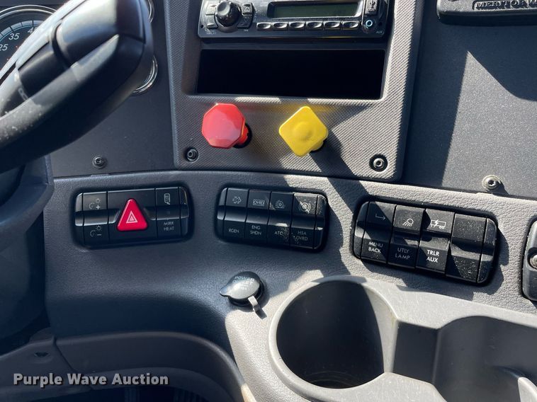 image for item DL3856 2017 Freightliner Cascadia 125  semi truck