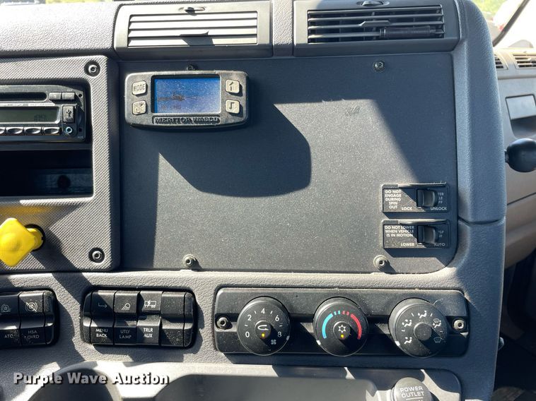 image for item DL3856 2017 Freightliner Cascadia 125  semi truck