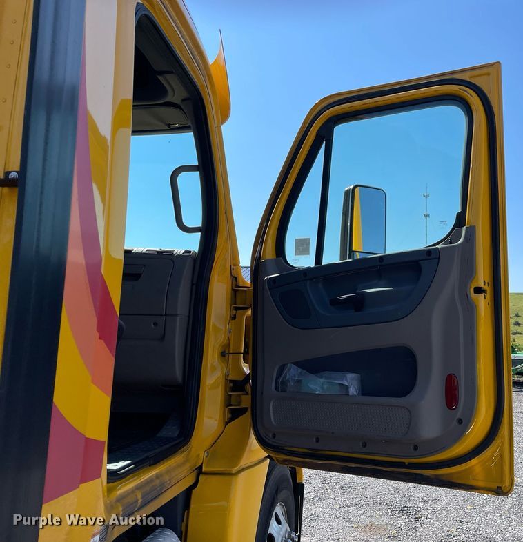 image for item DL3856 2017 Freightliner Cascadia 125  semi truck