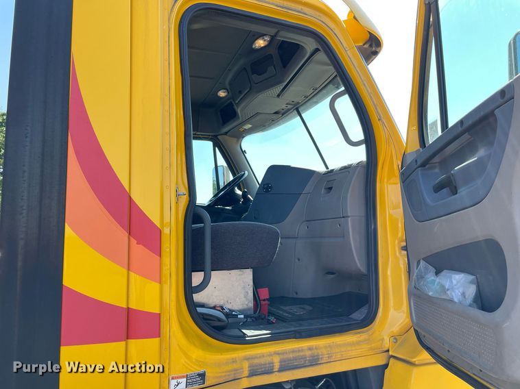 image for item DL3856 2017 Freightliner Cascadia 125  semi truck