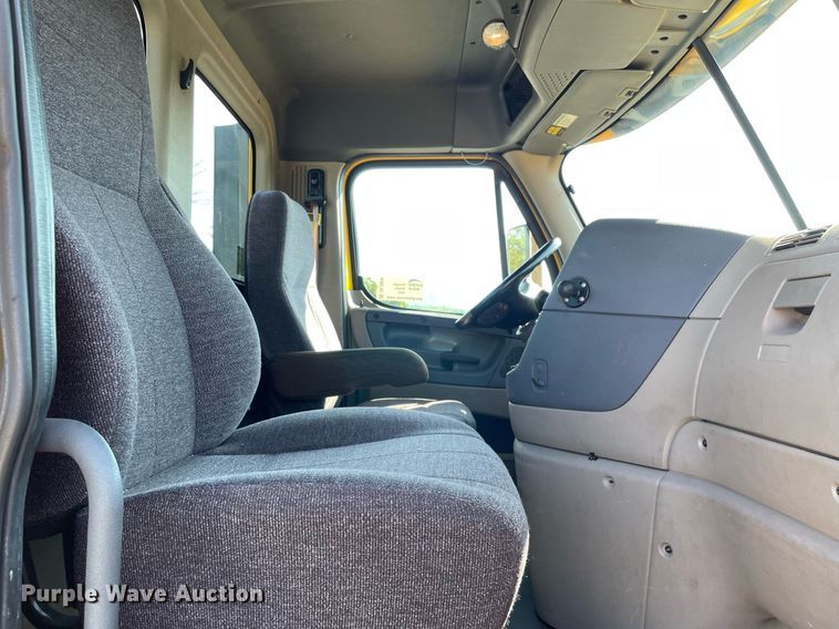 image for item DL3856 2017 Freightliner Cascadia 125  semi truck