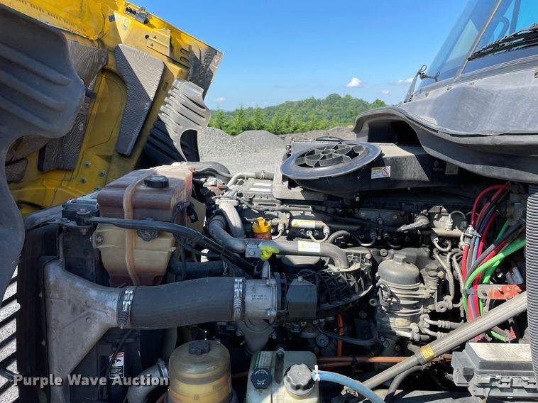 image for item DL3856 2017 Freightliner Cascadia 125  semi truck