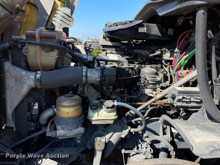 image for item DL3856 2017 Freightliner Cascadia 125  semi truck