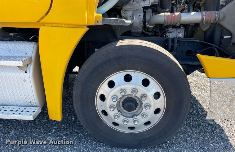 image for item DL3856 2017 Freightliner Cascadia 125  semi truck