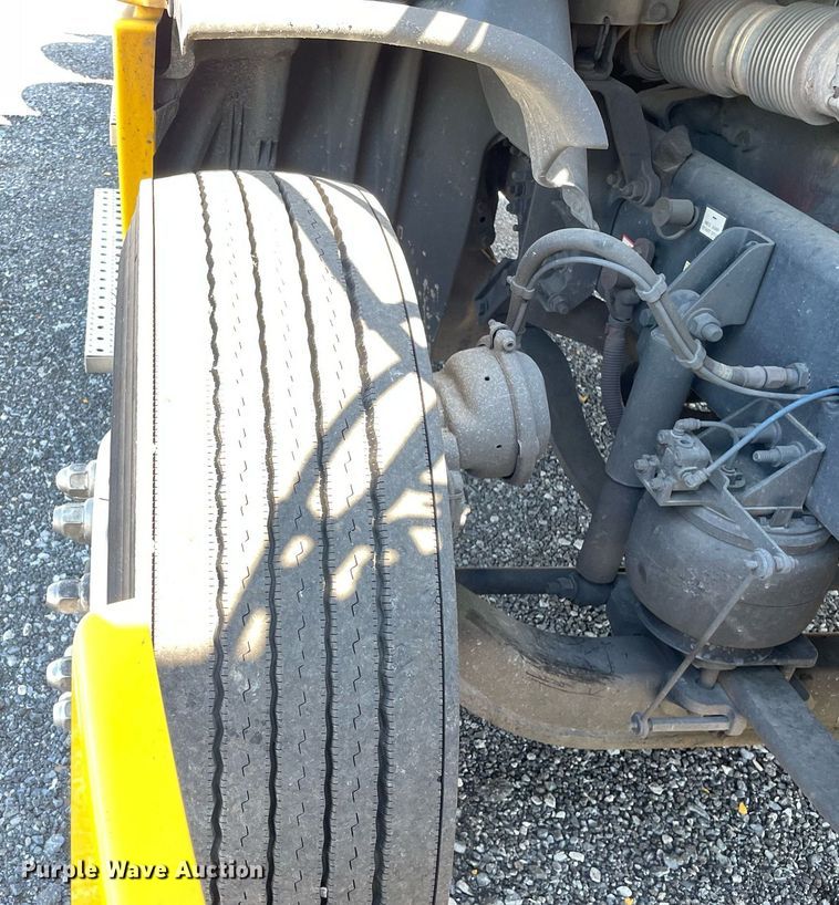 image for item DL3856 2017 Freightliner Cascadia 125  semi truck