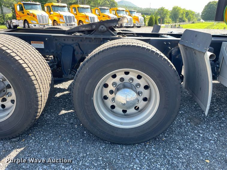 image for item DL3856 2017 Freightliner Cascadia 125  semi truck