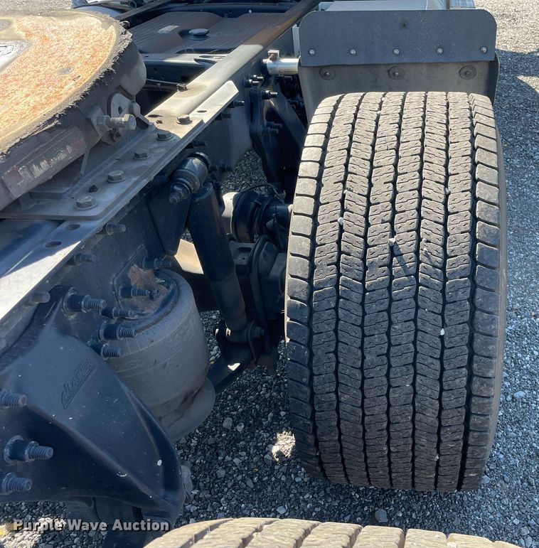 image for item DL3856 2017 Freightliner Cascadia 125  semi truck