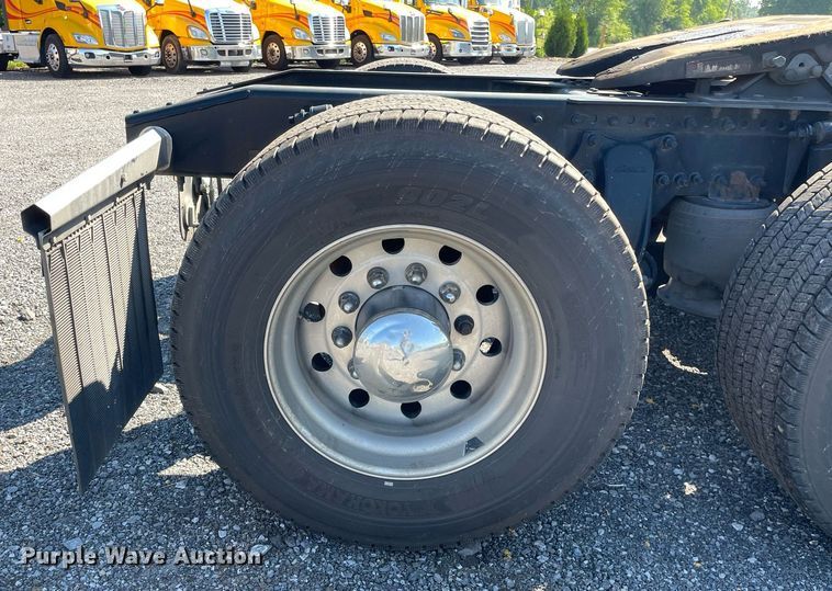 image for item DL3856 2017 Freightliner Cascadia 125  semi truck