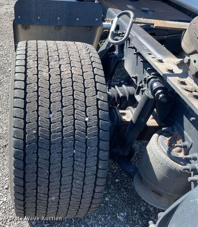 image for item DL3856 2017 Freightliner Cascadia 125  semi truck