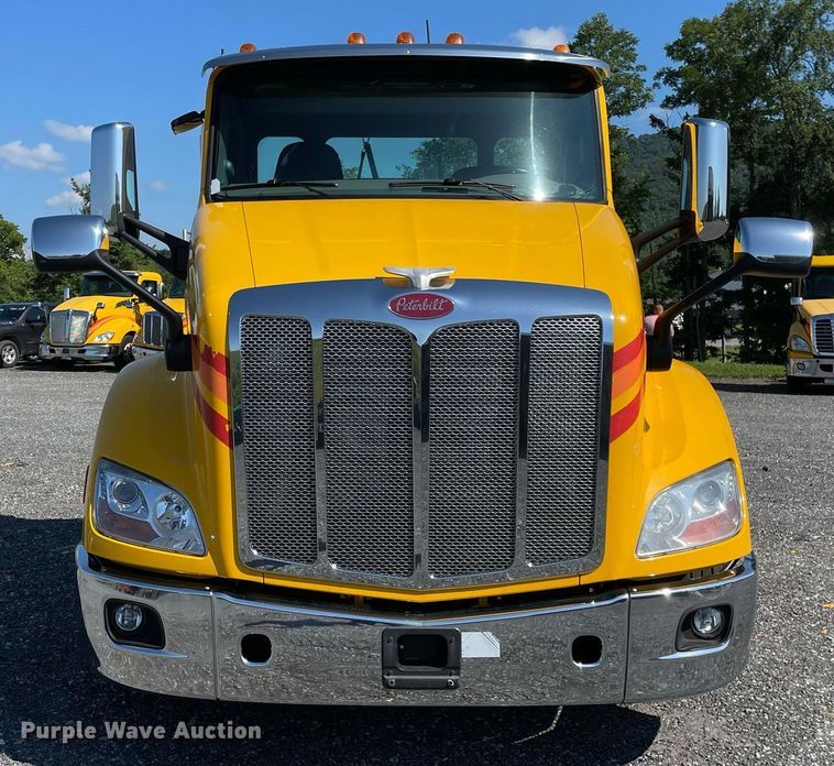 image for item DL3857 2017 Peterbilt 579  semi truck