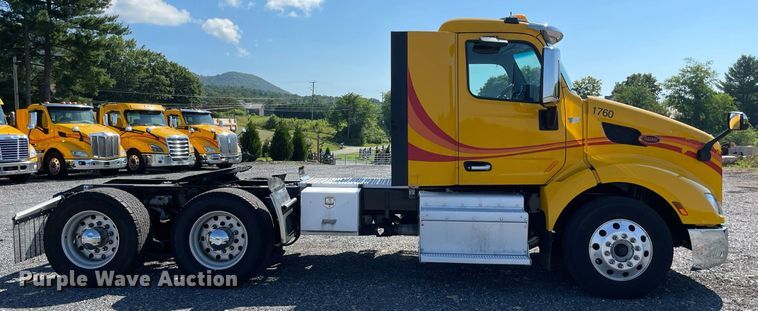 image for item DL3857 2017 Peterbilt 579  semi truck