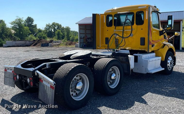 image for item DL3857 2017 Peterbilt 579  semi truck