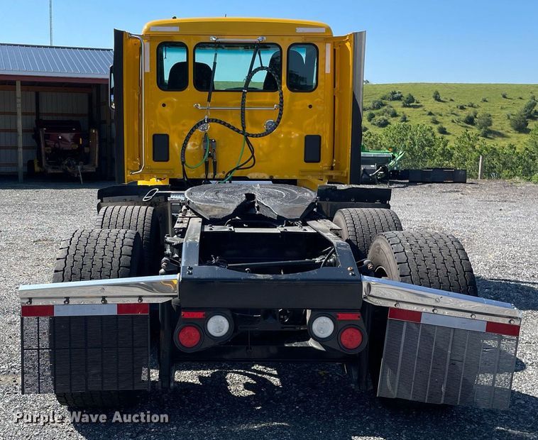 image for item DL3857 2017 Peterbilt 579  semi truck