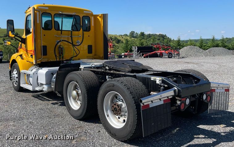 image for item DL3857 2017 Peterbilt 579  semi truck