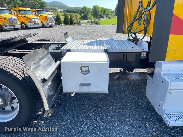 image for item DL3857 2017 Peterbilt 579  semi truck