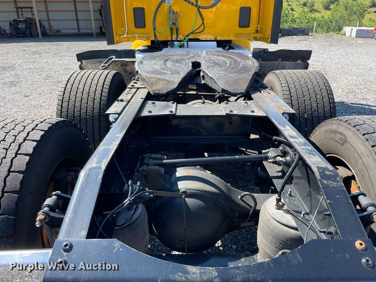 image for item DL3857 2017 Peterbilt 579  semi truck