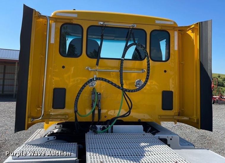 image for item DL3857 2017 Peterbilt 579  semi truck