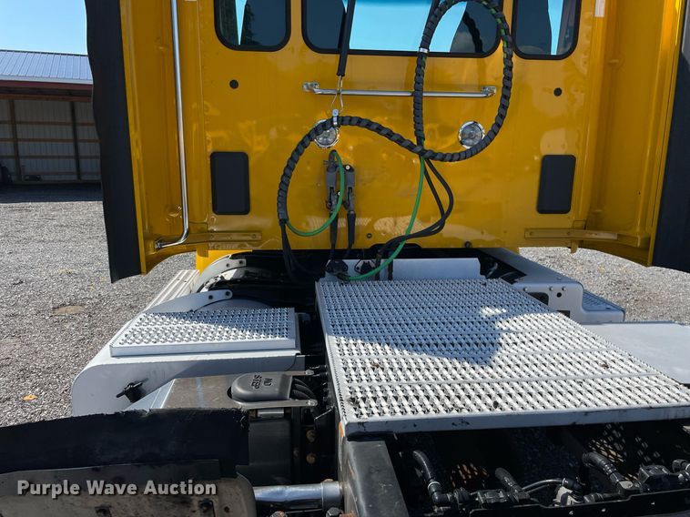 image for item DL3857 2017 Peterbilt 579  semi truck