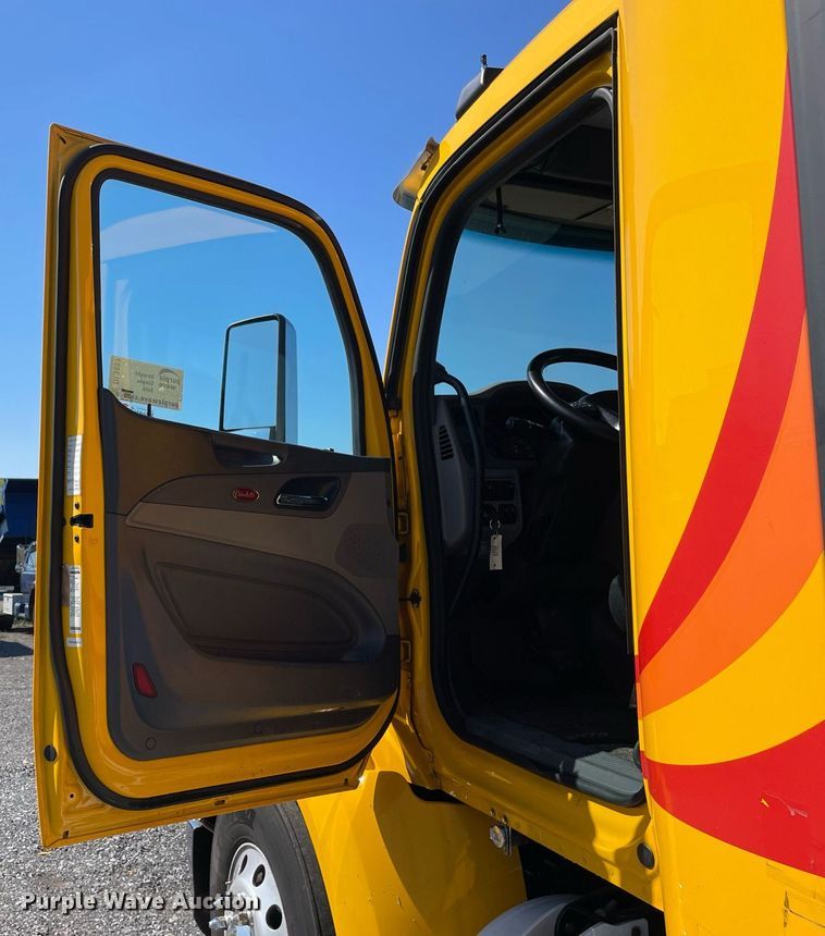 image for item DL3857 2017 Peterbilt 579  semi truck