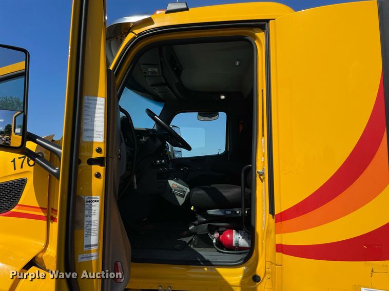 image for item DL3857 2017 Peterbilt 579  semi truck