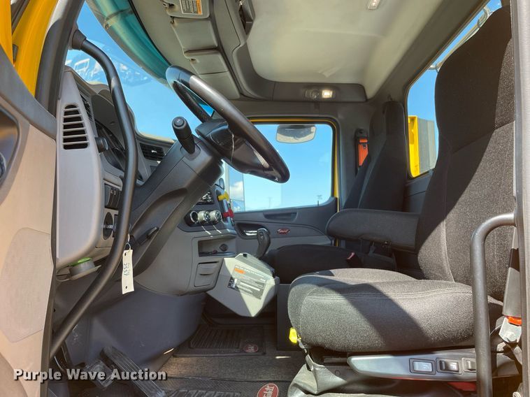 image for item DL3857 2017 Peterbilt 579  semi truck