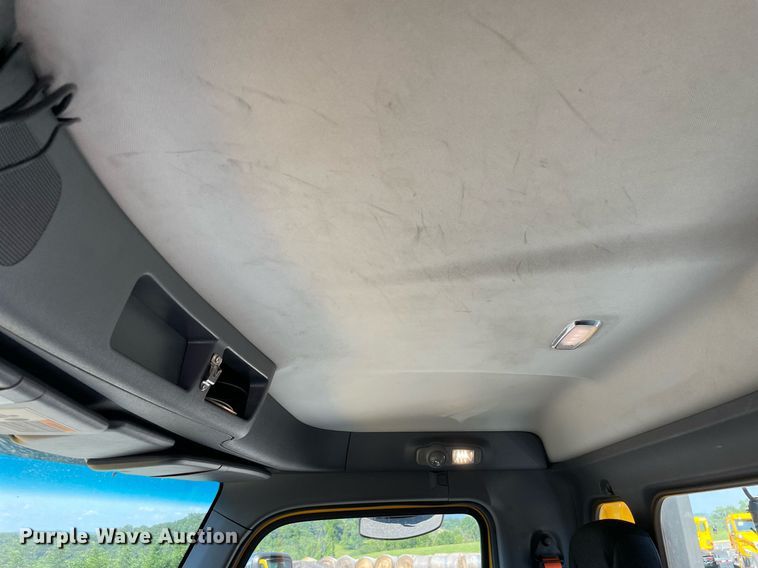 image for item DL3857 2017 Peterbilt 579  semi truck