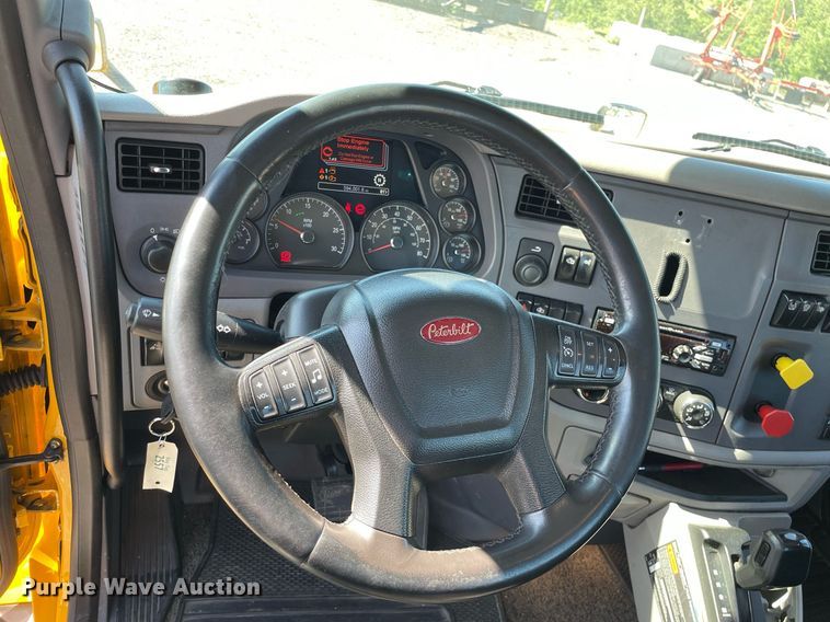 image for item DL3857 2017 Peterbilt 579  semi truck