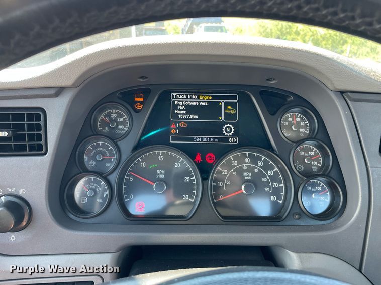 image for item DL3857 2017 Peterbilt 579  semi truck