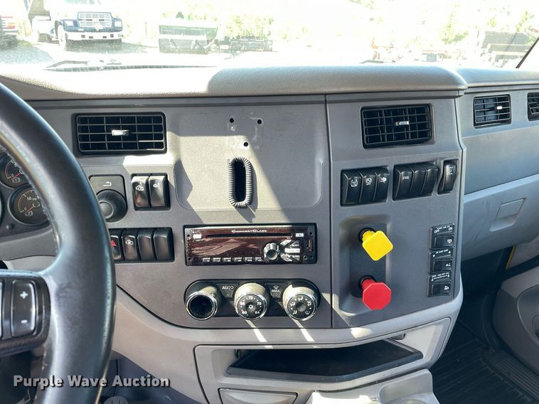 image for item DL3857 2017 Peterbilt 579  semi truck