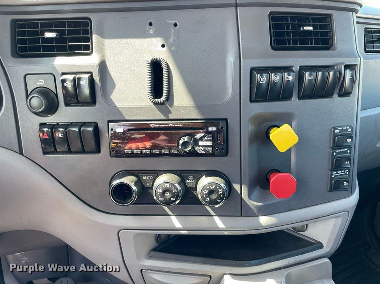 image for item DL3857 2017 Peterbilt 579  semi truck