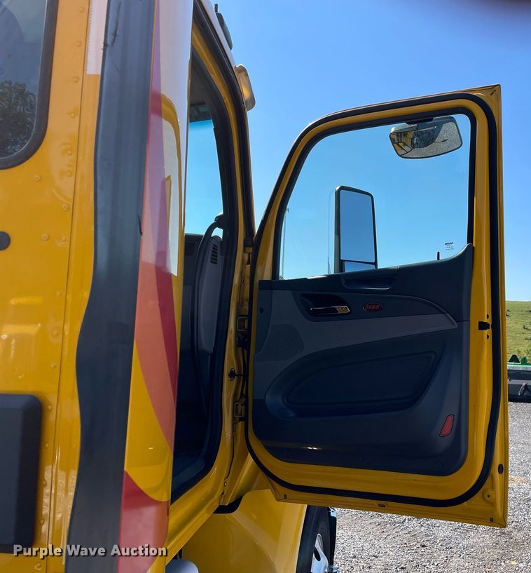 image for item DL3857 2017 Peterbilt 579  semi truck