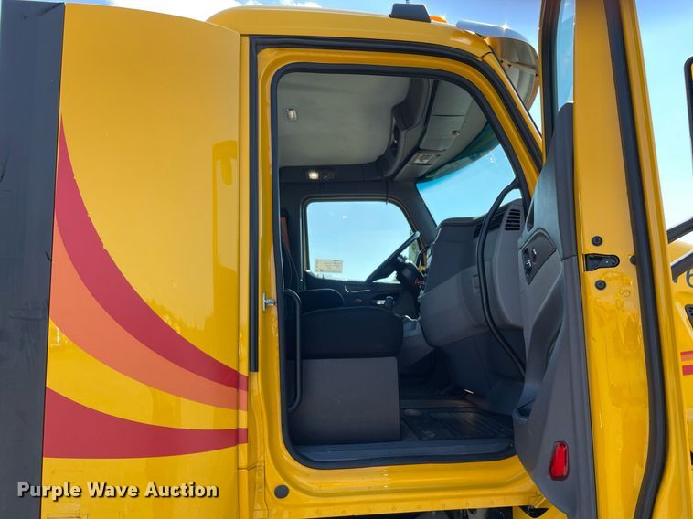 image for item DL3857 2017 Peterbilt 579  semi truck