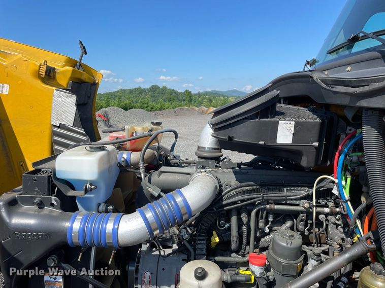 image for item DL3857 2017 Peterbilt 579  semi truck