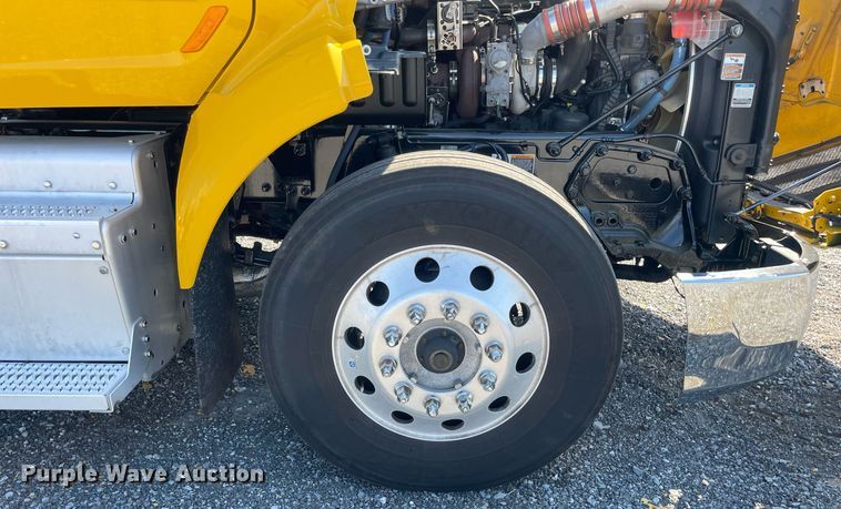 image for item DL3857 2017 Peterbilt 579  semi truck