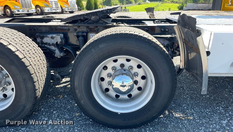 image for item DL3857 2017 Peterbilt 579  semi truck