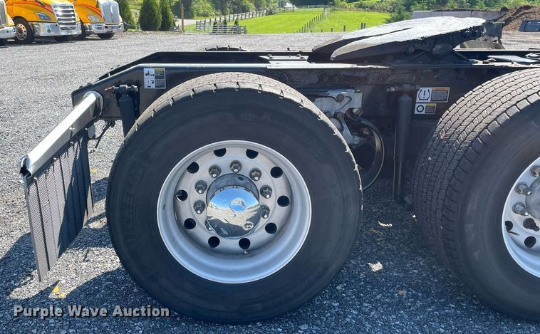 image for item DL3857 2017 Peterbilt 579  semi truck