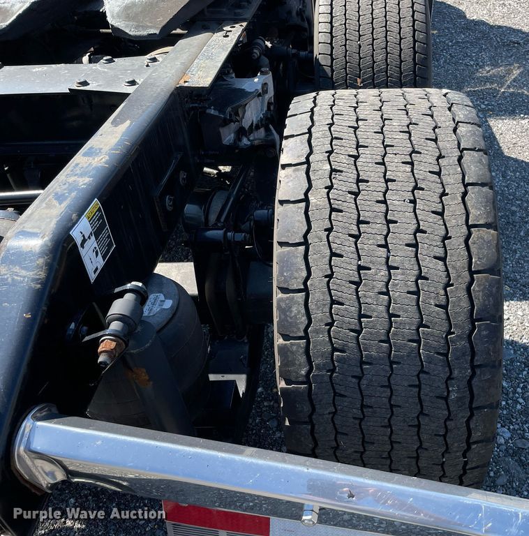 image for item DL3857 2017 Peterbilt 579  semi truck