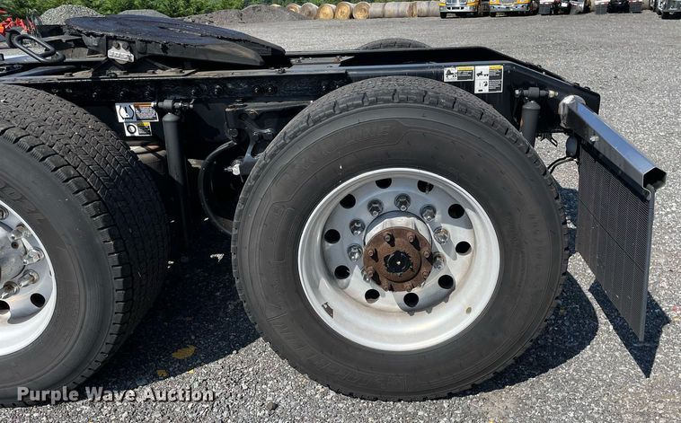 image for item DL3857 2017 Peterbilt 579  semi truck