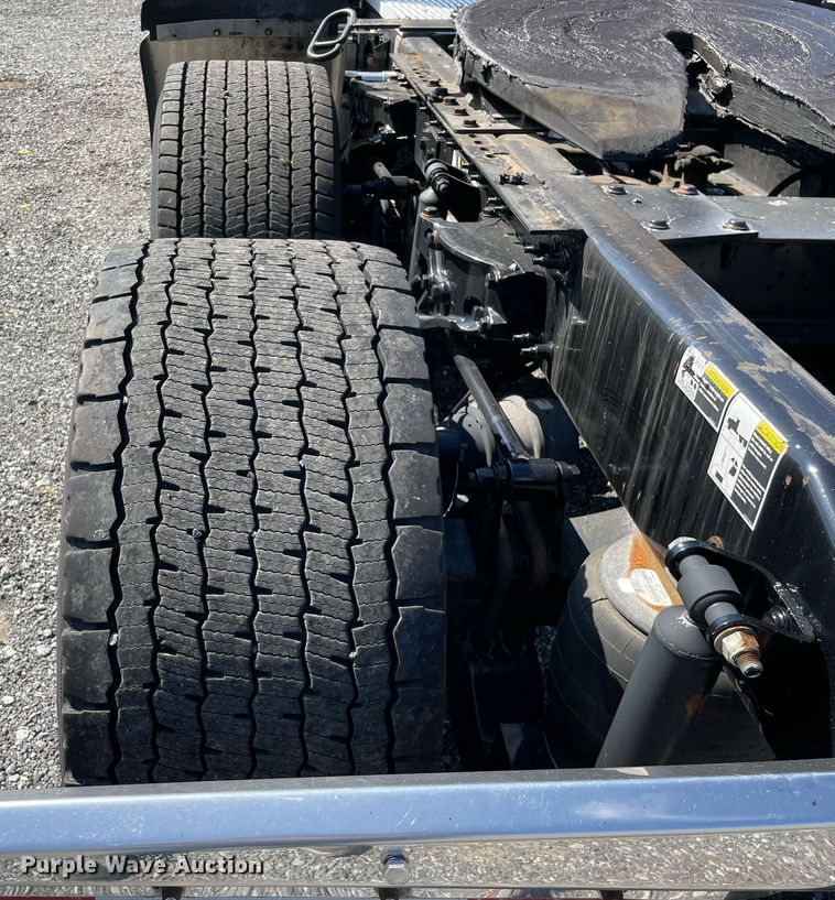 image for item DL3857 2017 Peterbilt 579  semi truck