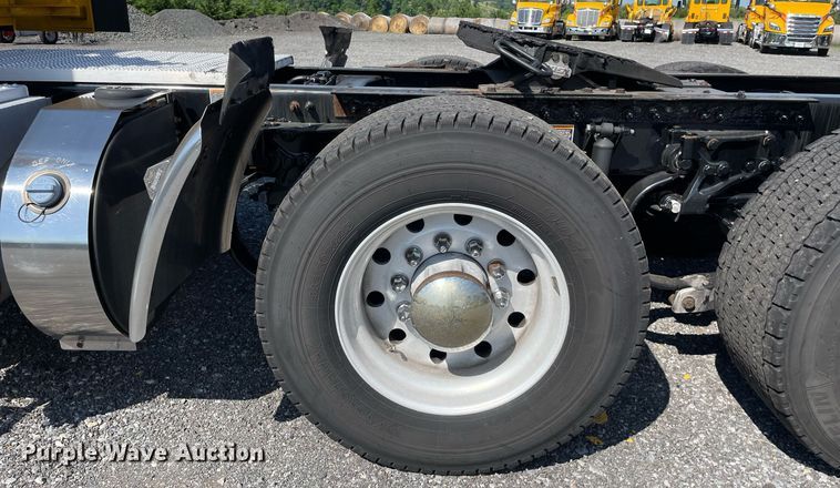 image for item DL3857 2017 Peterbilt 579  semi truck