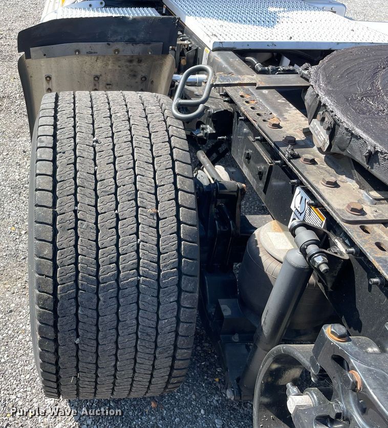 image for item DL3857 2017 Peterbilt 579  semi truck