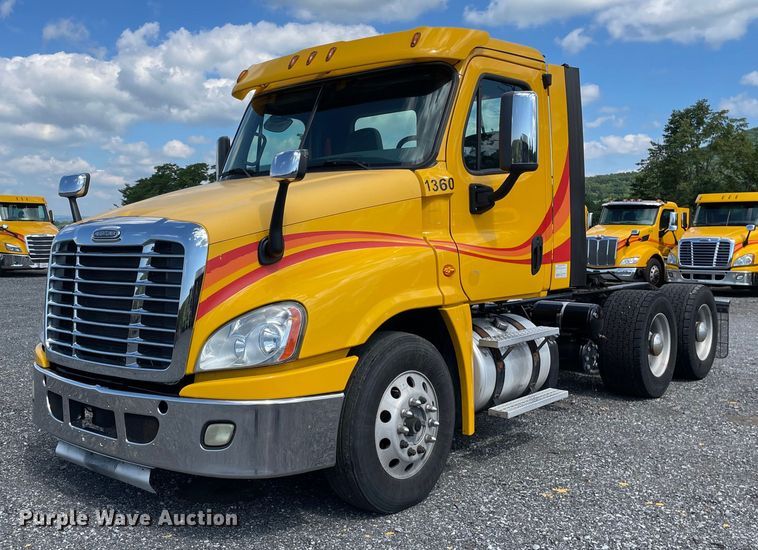 image for item DL3858 2016 Freightliner Cascadia 125  semi truck