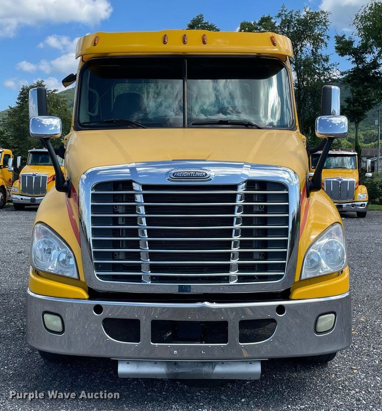 image for item DL3858 2016 Freightliner Cascadia 125  semi truck