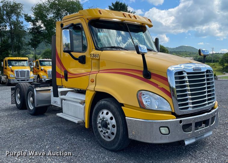 image for item DL3858 2016 Freightliner Cascadia 125  semi truck