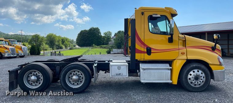 image for item DL3858 2016 Freightliner Cascadia 125  semi truck