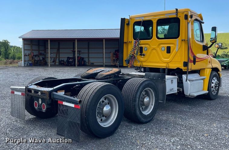 image for item DL3858 2016 Freightliner Cascadia 125  semi truck