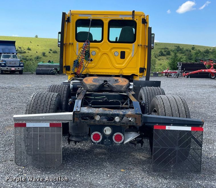 image for item DL3858 2016 Freightliner Cascadia 125  semi truck