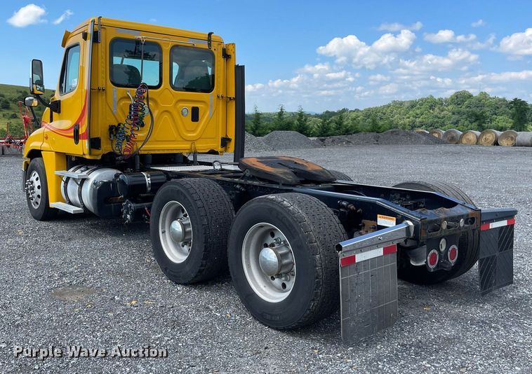 image for item DL3858 2016 Freightliner Cascadia 125  semi truck