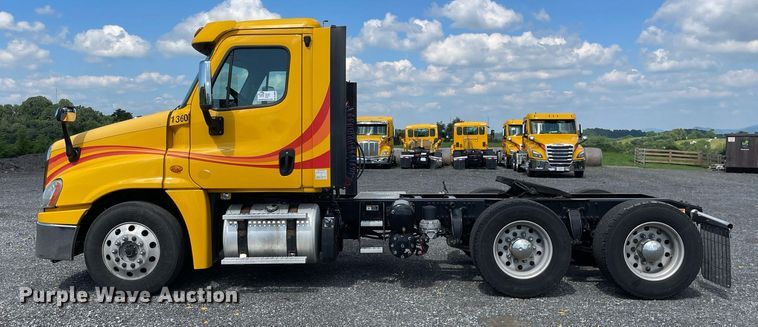 image for item DL3858 2016 Freightliner Cascadia 125  semi truck